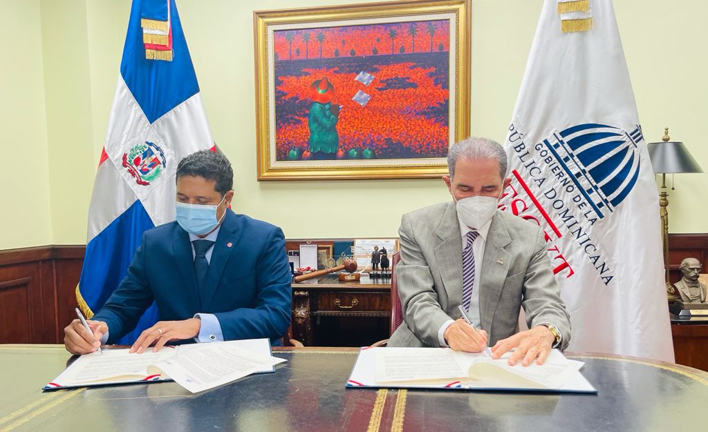 Acuerdo de Colaboración MOU con MESCYT para mejorar las capacidades digitales del sector universitario de la República Dominicana